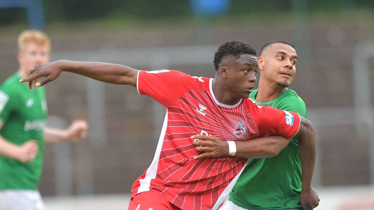 David Winke (FC Gütersloh, rechts) gegen Mansour Ouro-Tagba (1. FC Köln).