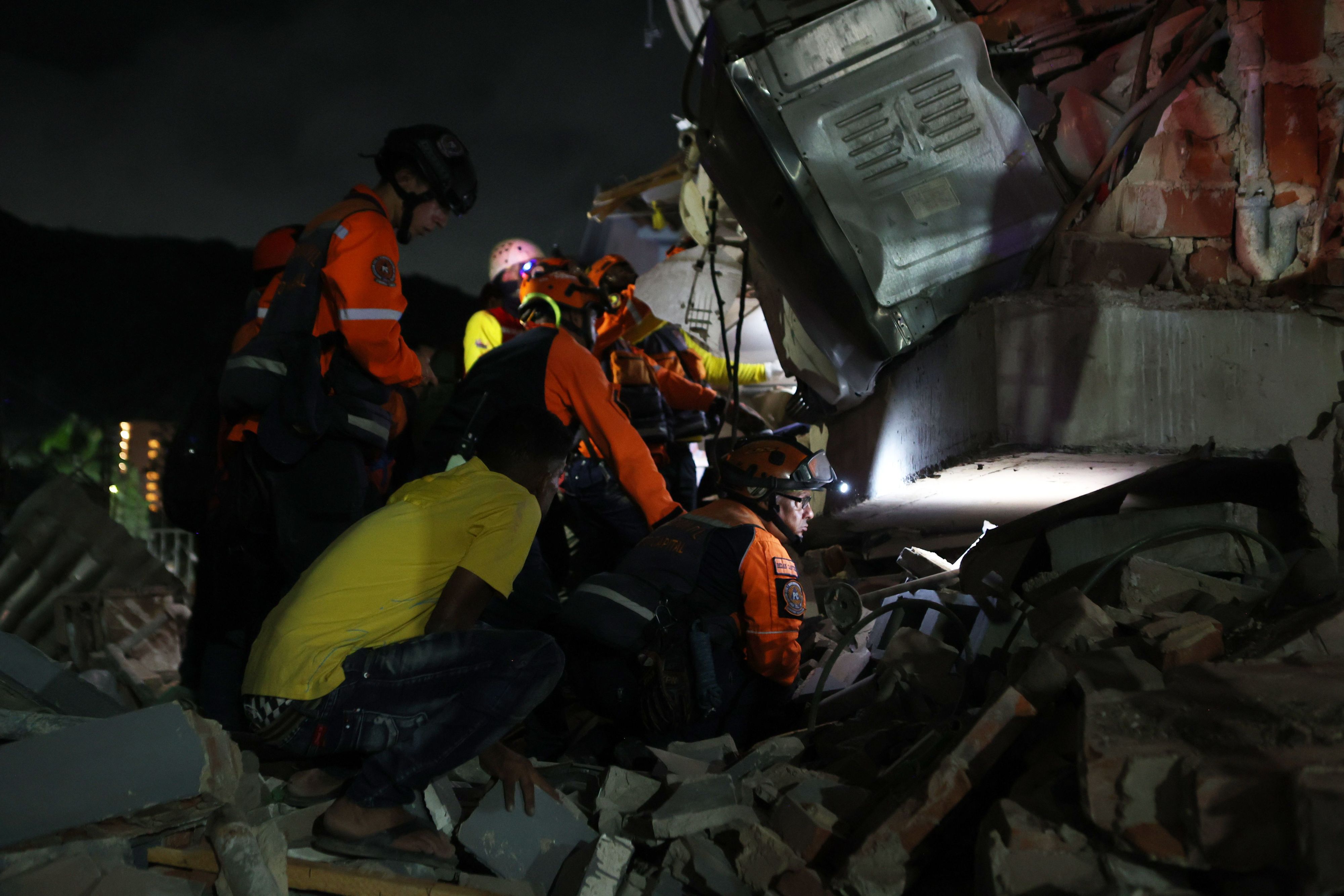 Nach dem Erdbeben in Venezuela sind Rettungskräfte im Einsatz.
