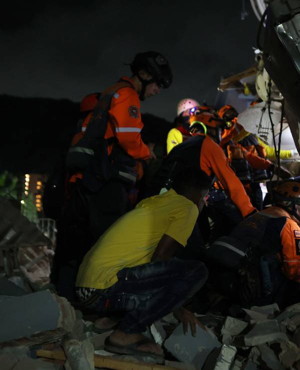 Nach dem Erdbeben in Venezuela sind Rettungskräfte im Einsatz.