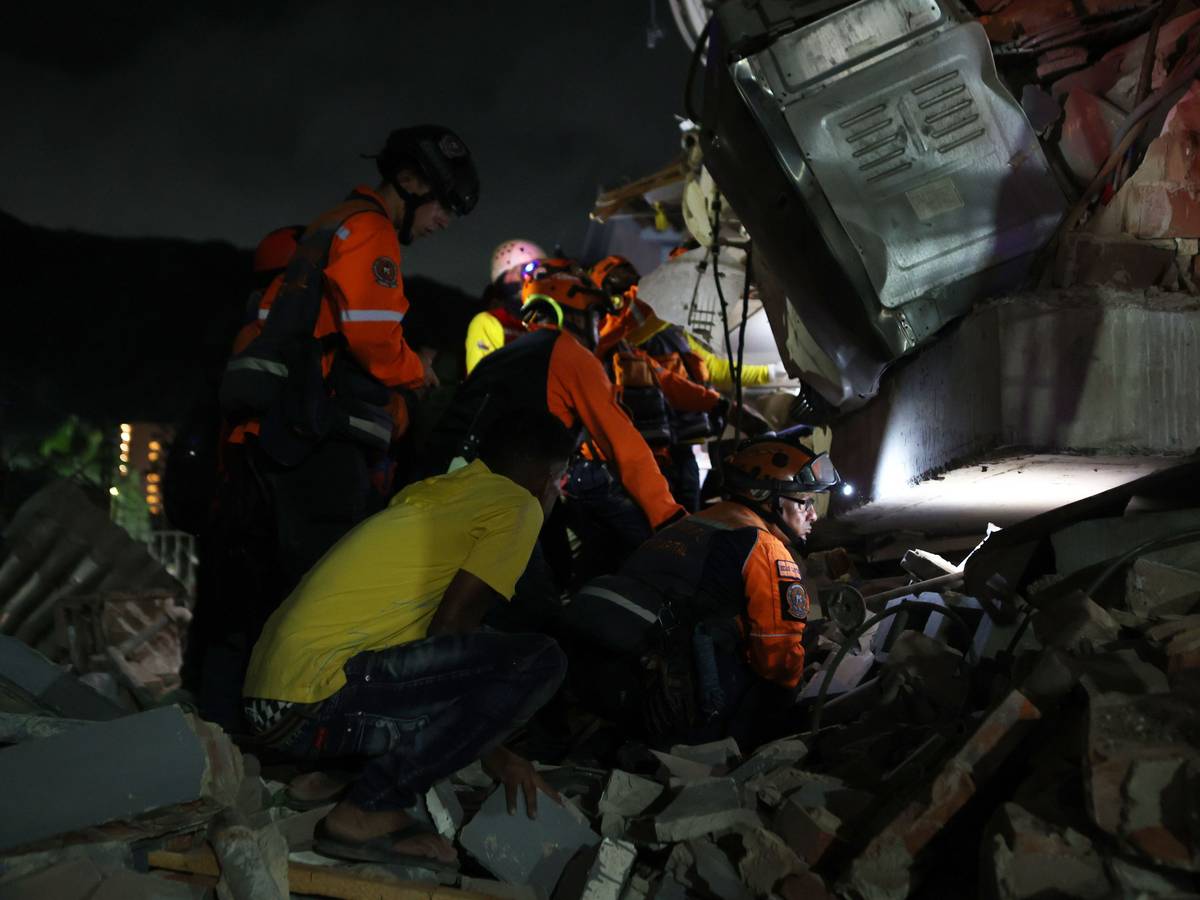 Nach dem Erdbeben in Venezuela sind Rettungskräfte im Einsatz.
