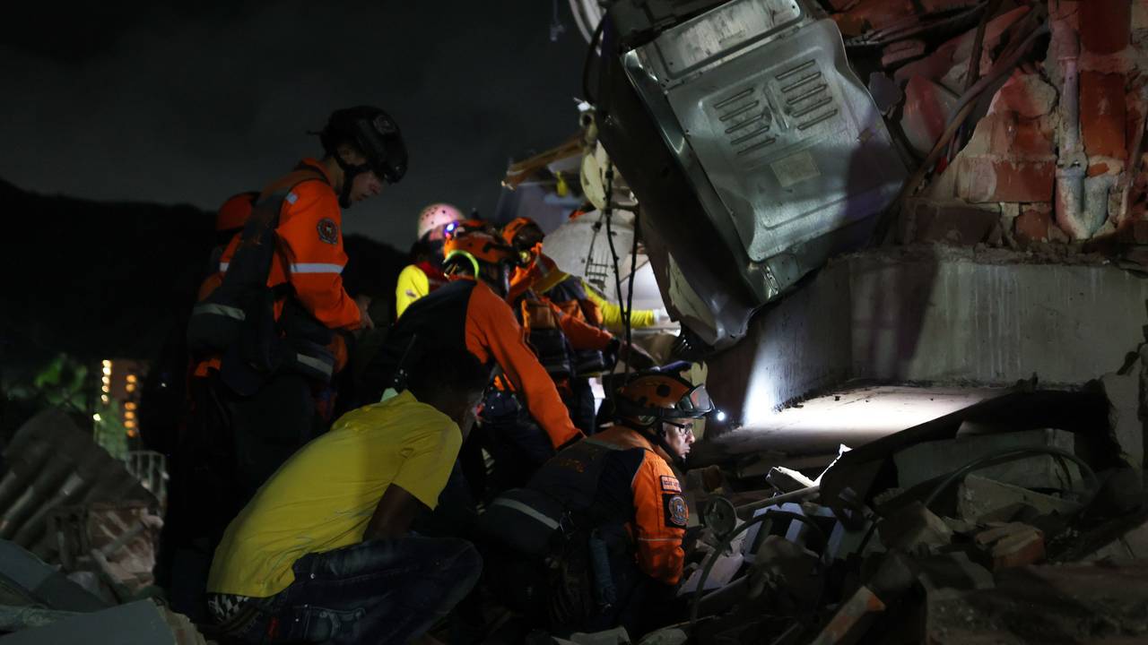 Nach dem Erdbeben in Venezuela sind Rettungskräfte im Einsatz.