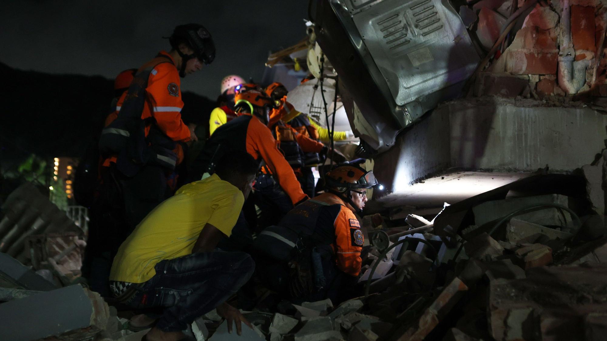 Nach dem Erdbeben in Venezuela sind Rettungskräfte im Einsatz.