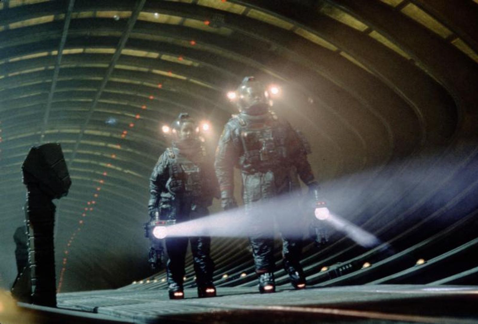 Das Team von Captain Miller merkt, dass auf der „Event Horizon“ etwas Höllisches vorgefallen ist.  (Bild: Paramount Pictures)