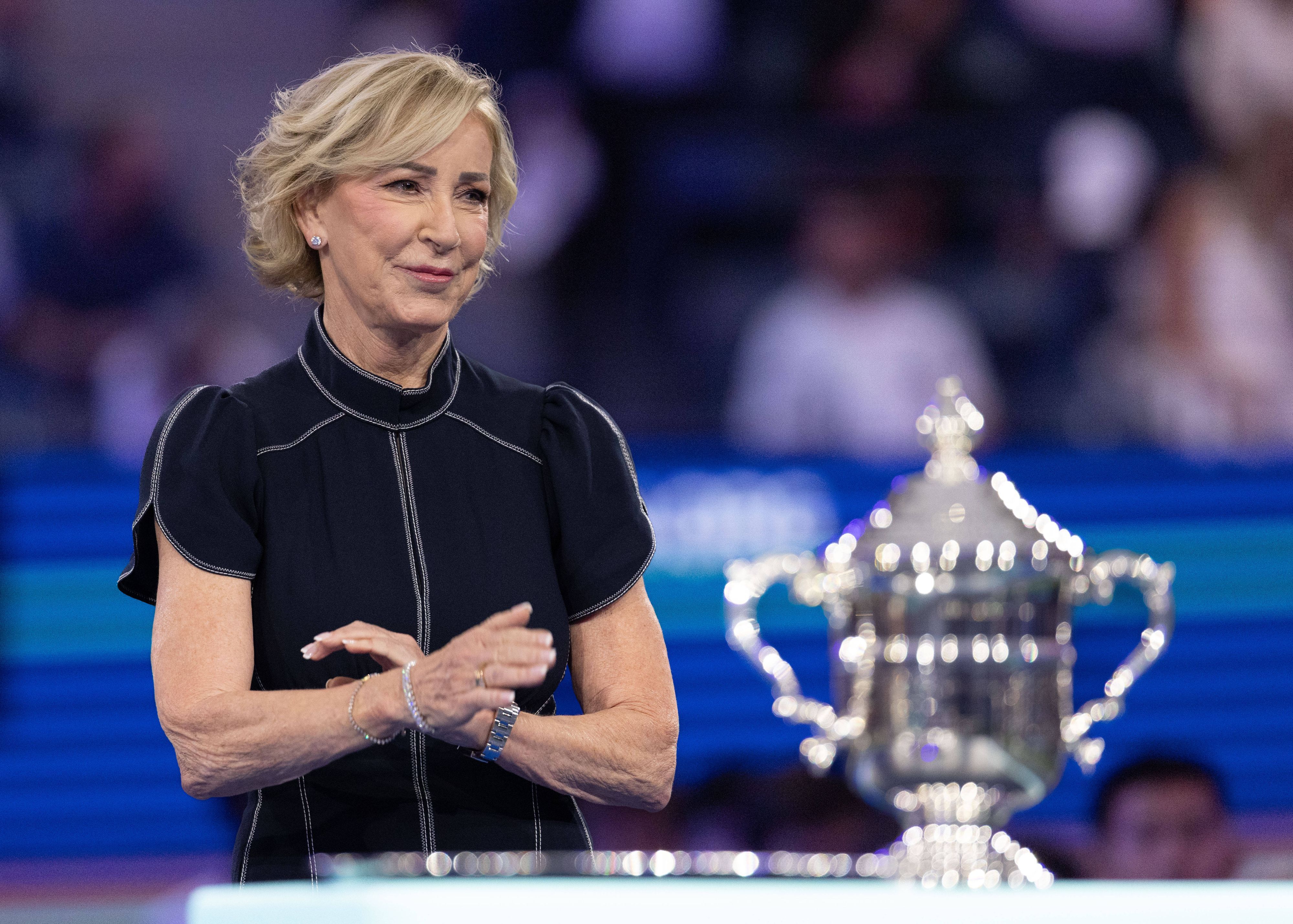Chris Evert bei einer Pokal-Übergabe.
