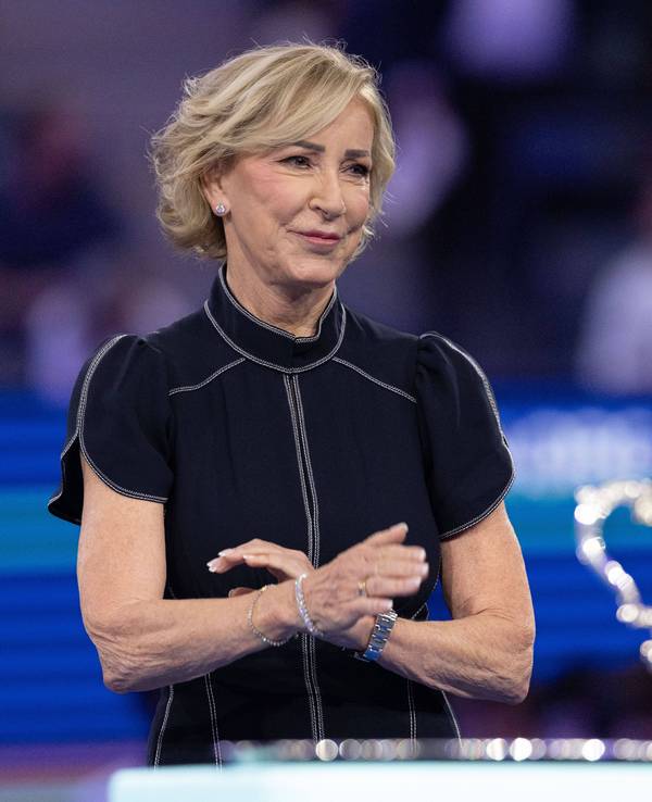 Chris Evert bei einer Pokal-Übergabe.