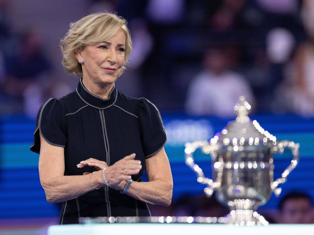 Chris Evert bei einer Pokal-Übergabe.