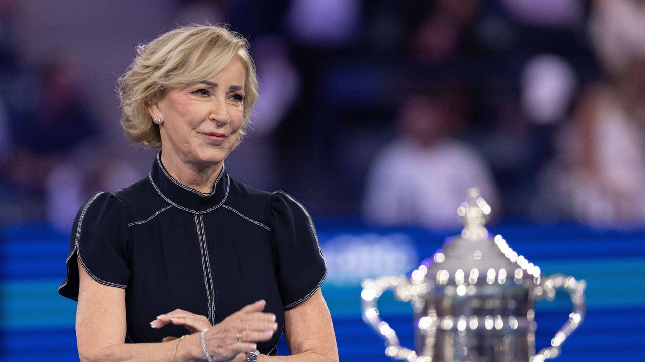 Chris Evert bei einer Pokal-Übergabe.