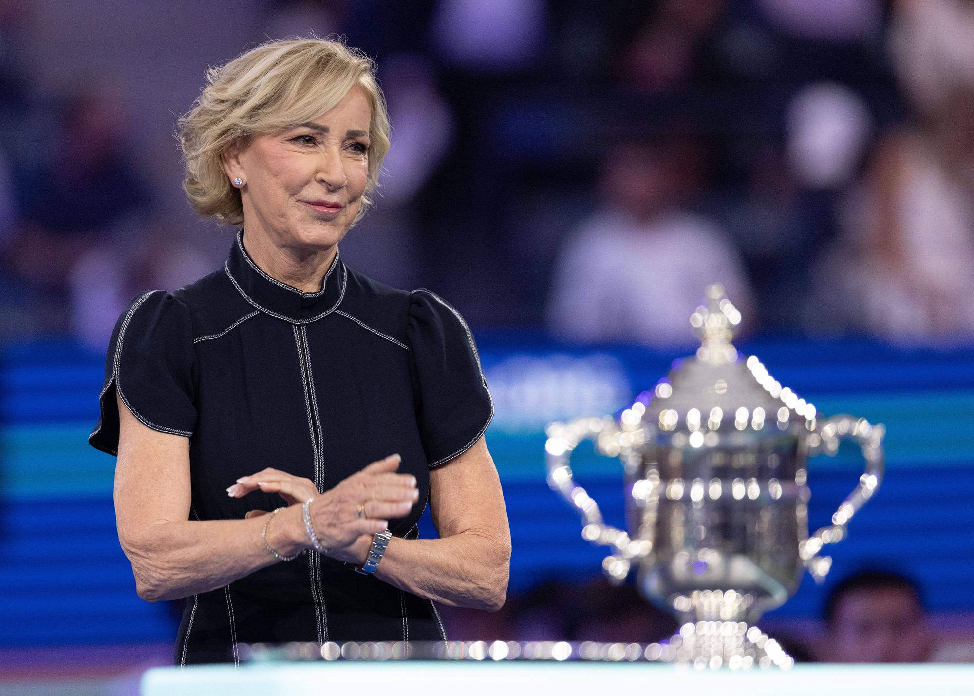 Chris Evert bei einer Pokal-Übergabe.