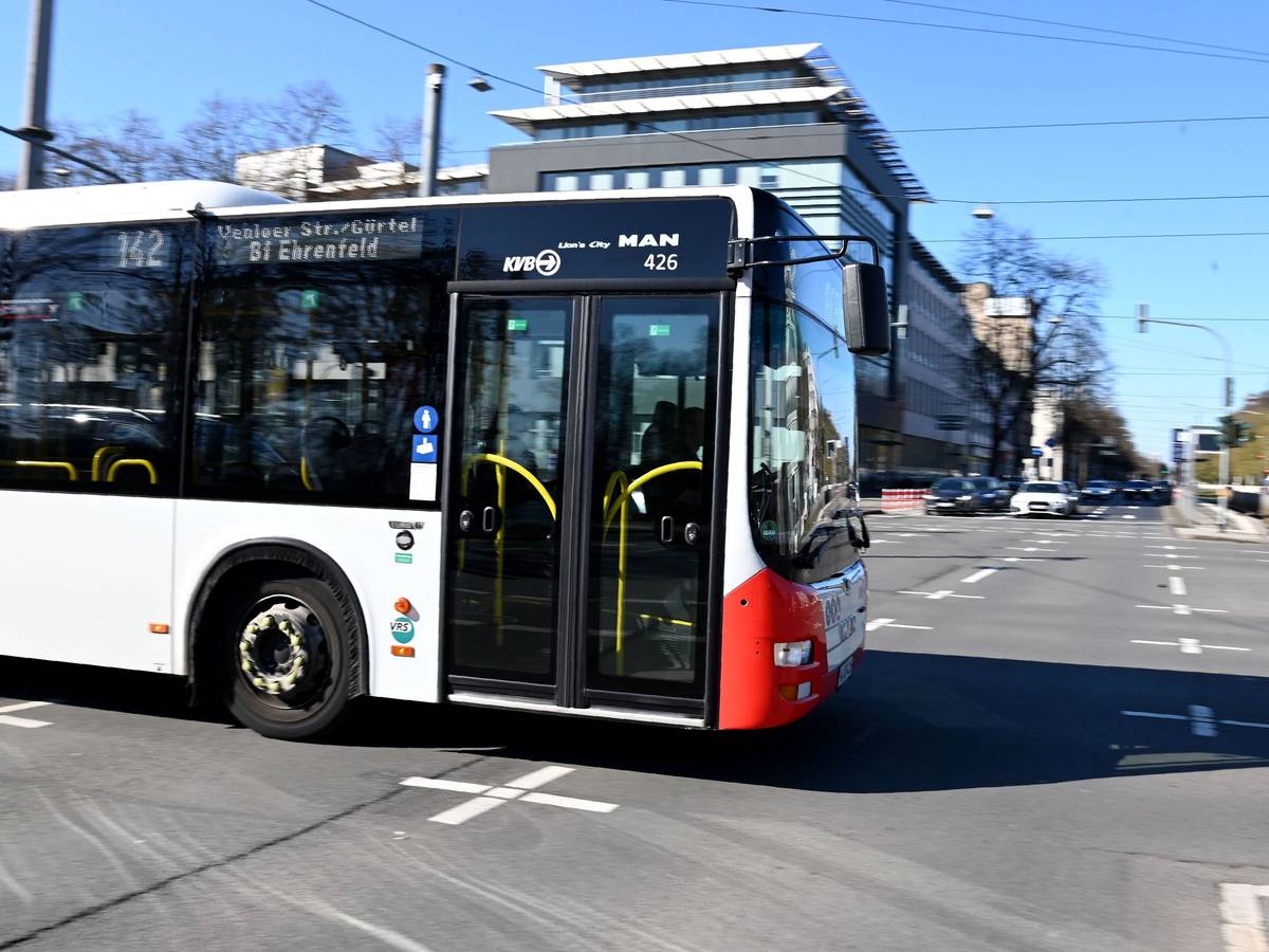 In Köln hat sich am Donnerstag (25. Juni) ein Unfall mit einem Bus der KVB ereignet (Symbolbild).