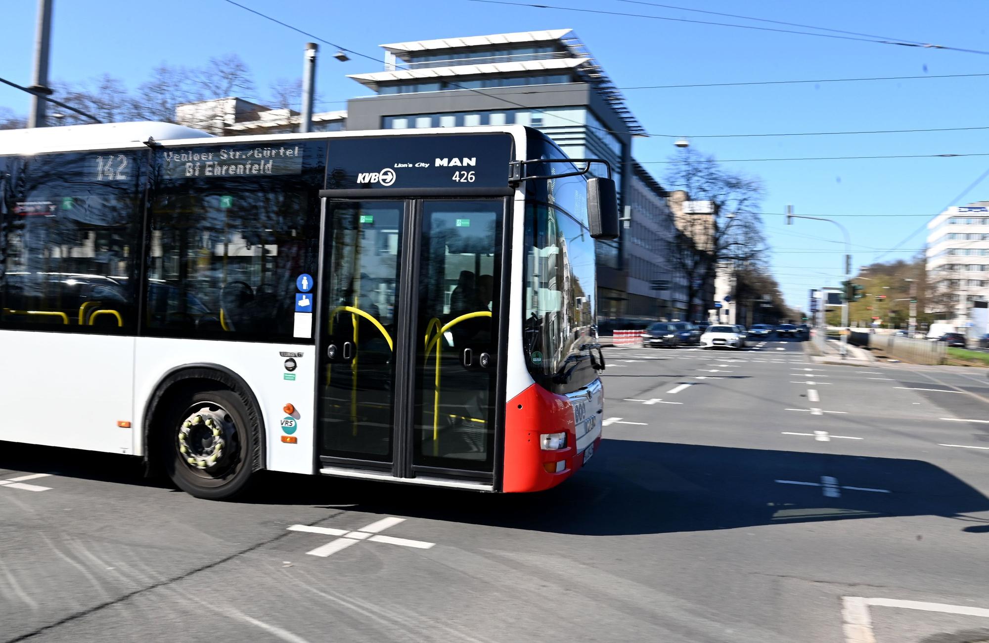 In Köln hat sich am Donnerstag (25. Juni) ein Unfall mit einem Bus der KVB ereignet (Symbolbild).