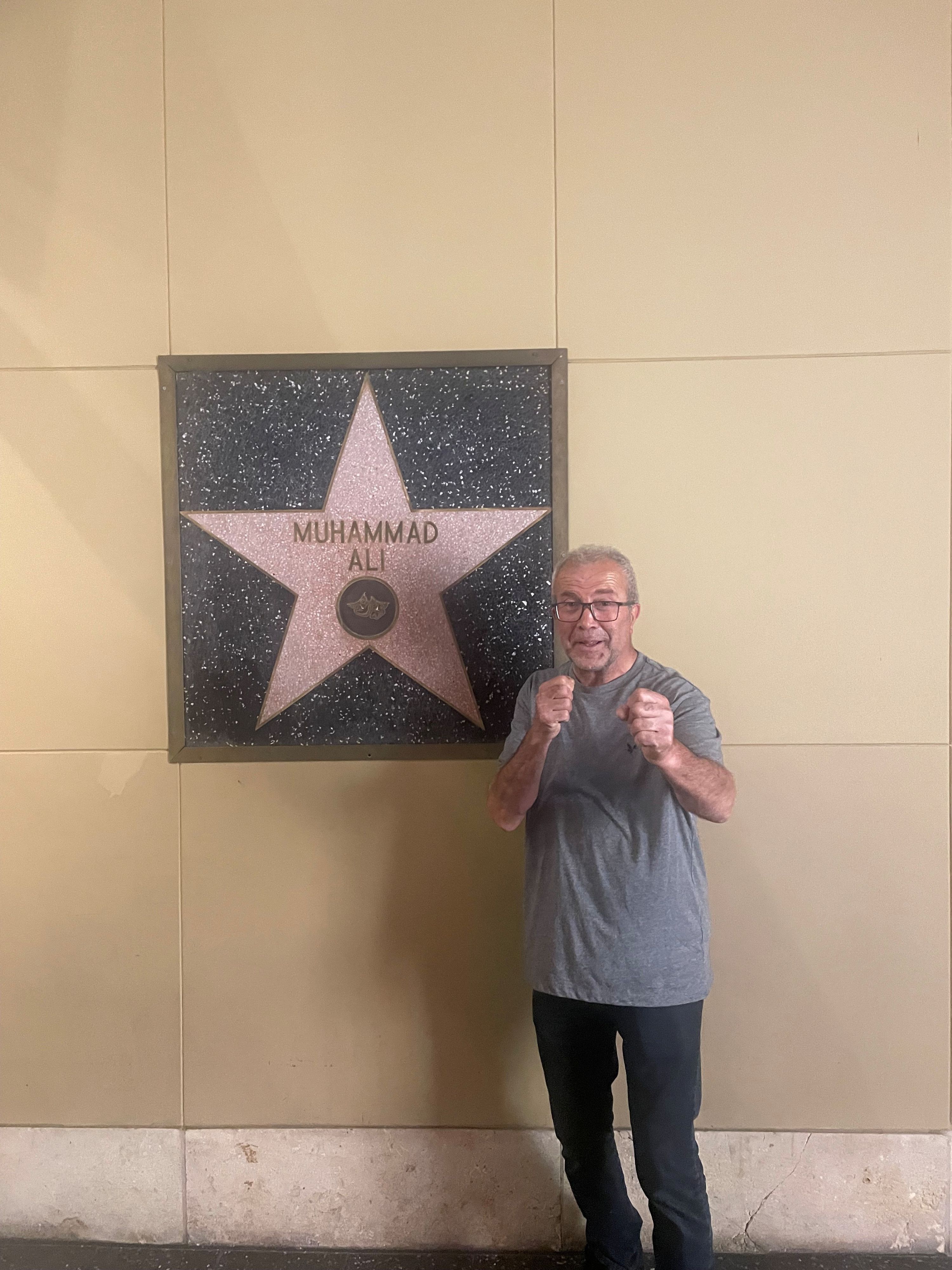 Halil Cetin posiert vor dem Hollywoodstern von Muhammad Ali.