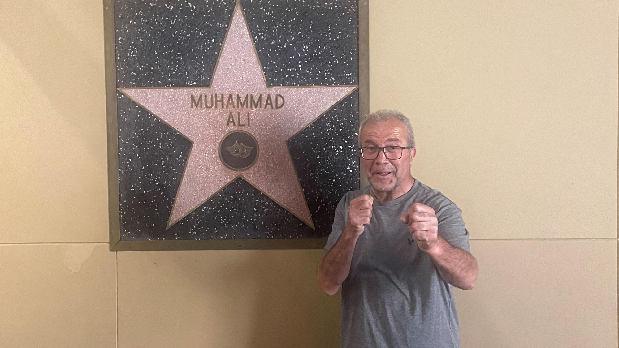 Halil Cetin posiert vor dem Hollywoodstern von Muhammad Ali.