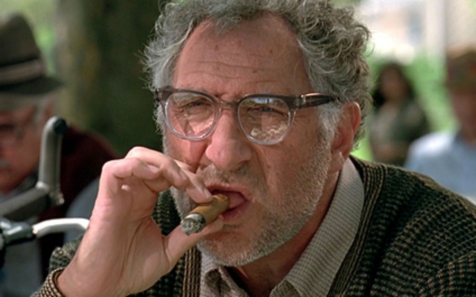 Julius Levinson (Judd Hirsch) inspiriert seinen Sohn David dazu, das Mutterschiff der Aliens mit einem Computervirus lahmzulegen. (Bild: 20th Century Fox)