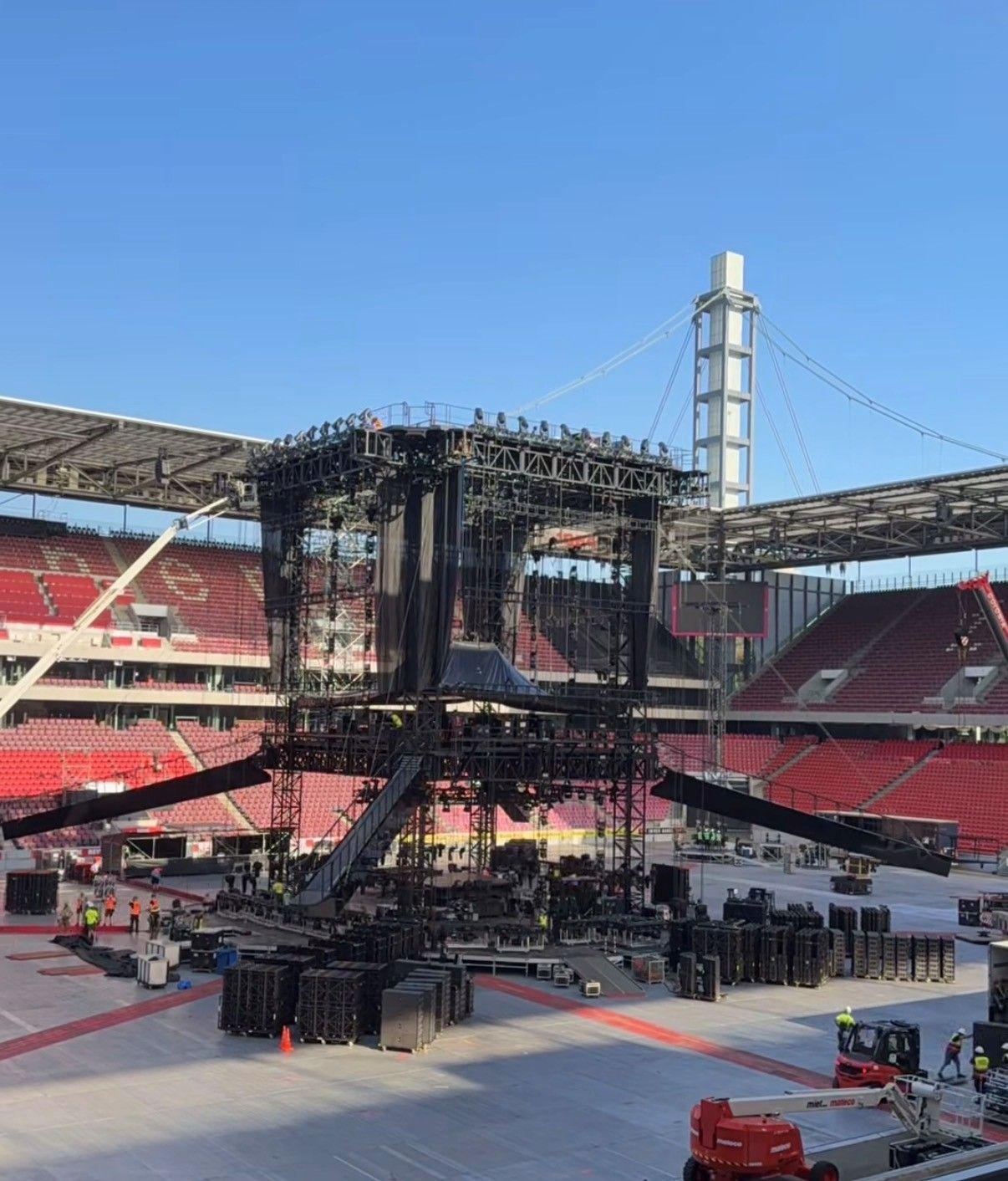 Blick auf den Bühnenbau von Helene Fischer in Köln.