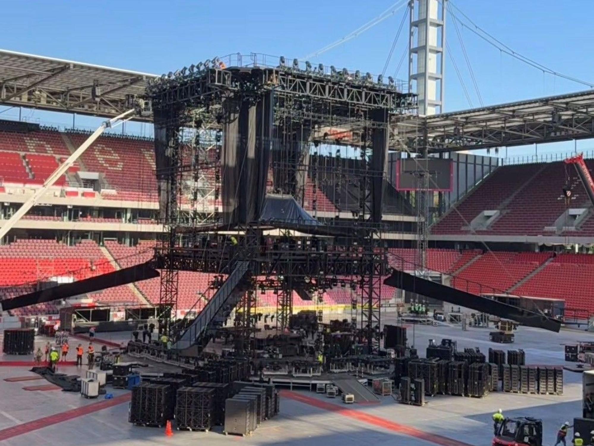 Blick auf den Bühnenbau von Helene Fischer in Köln.