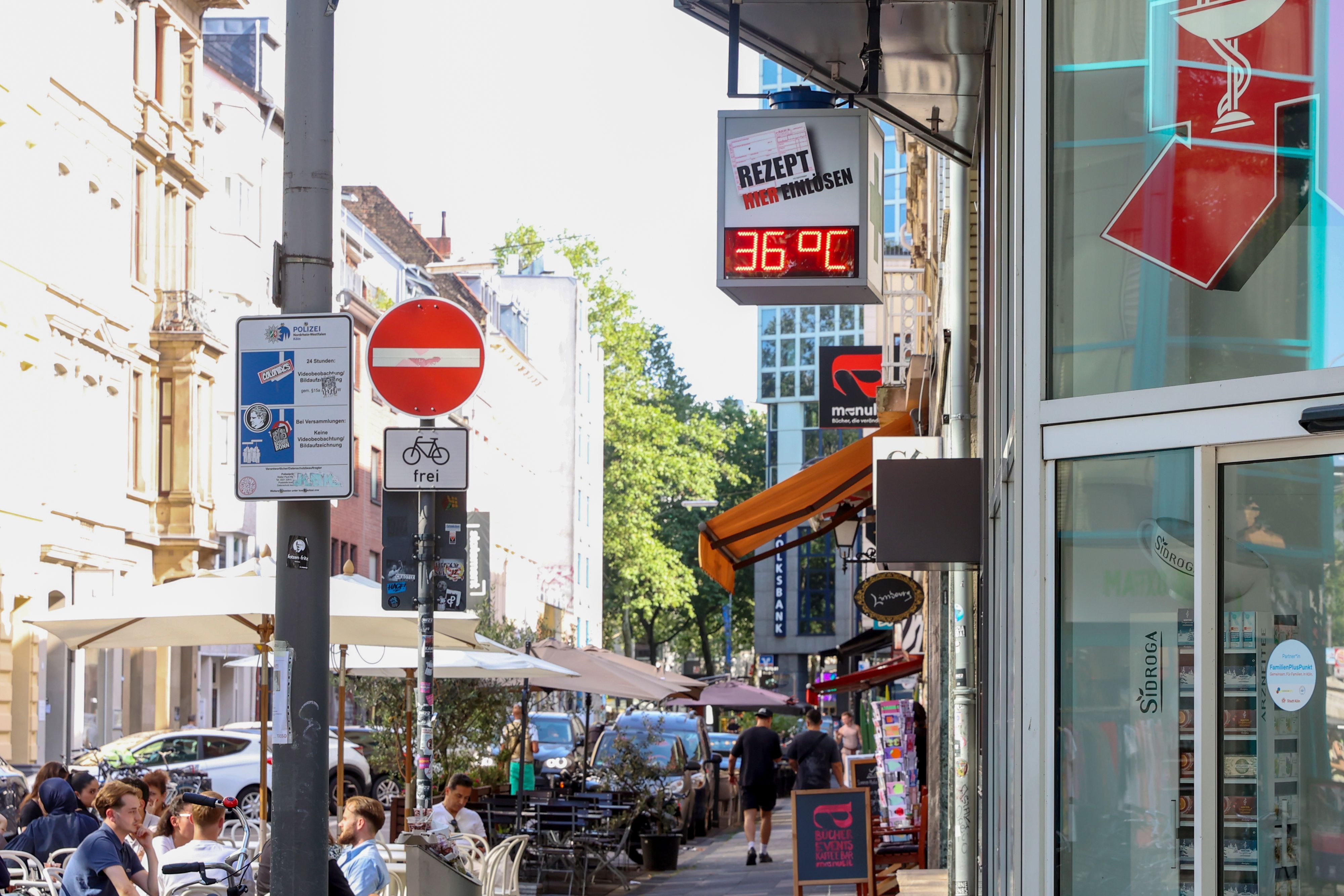 Die Hitze hat Köln fest im Griff. 36 Grad zeigt das Thermometer auf der Limburger Straße.