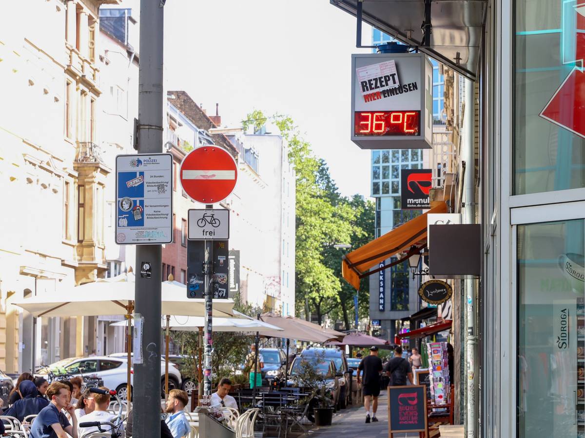 Die Hitze hat Köln fest im Griff. 36 Grad zeigt das Thermometer auf der Limburger Straße.