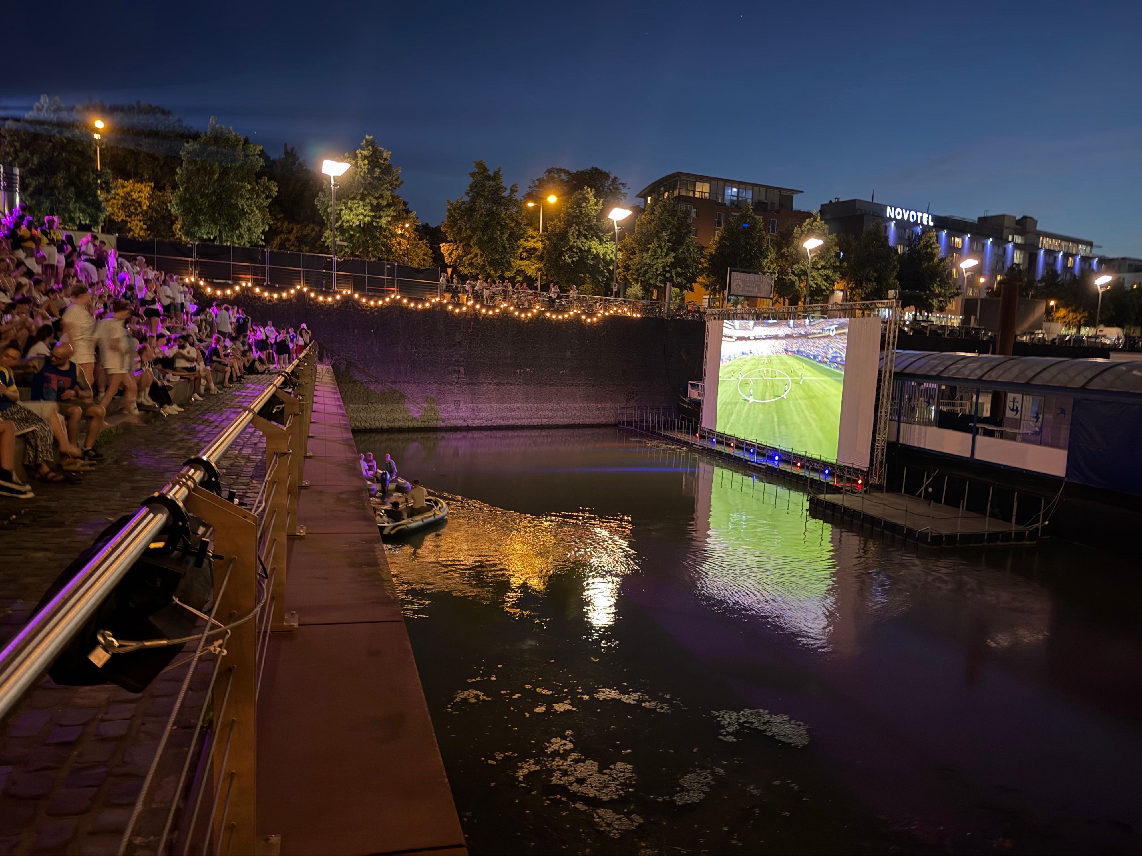 Public Viewing im Naturstrom Open Air Kino im Rheinauhafen.