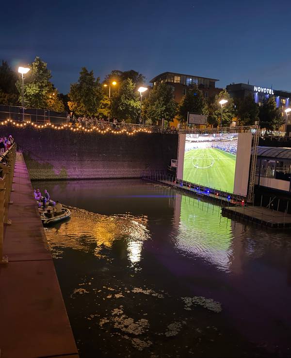 Public Viewing im Naturstrom Open Air Kino im Rheinauhafen.