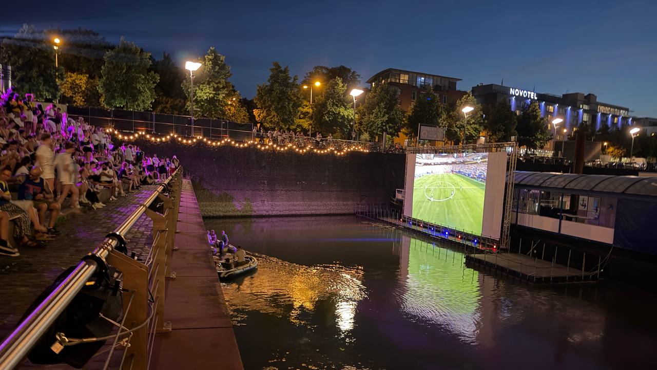 Public Viewing im Naturstrom Open Air Kino im Rheinauhafen.