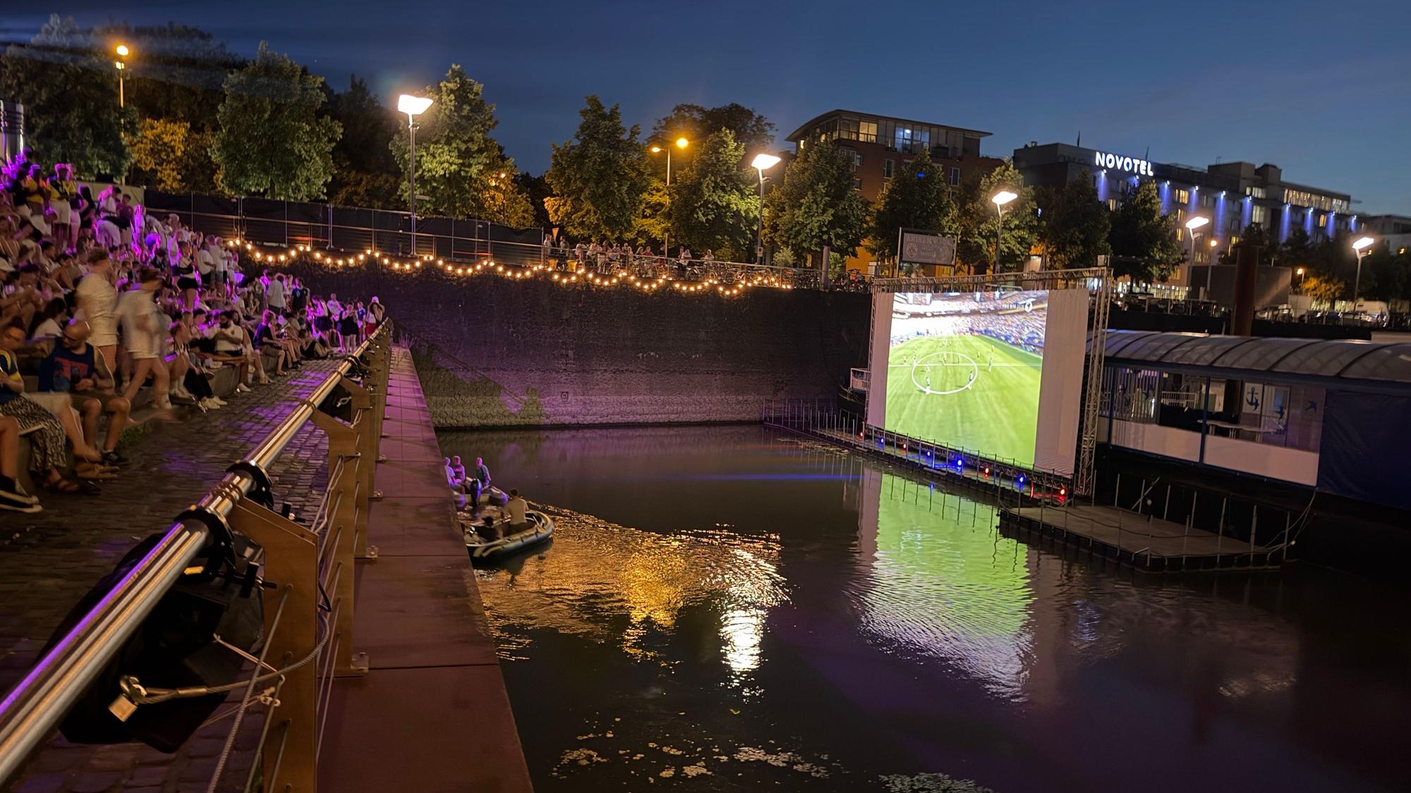 Public Viewing im Open-Air-Kino in Köln.