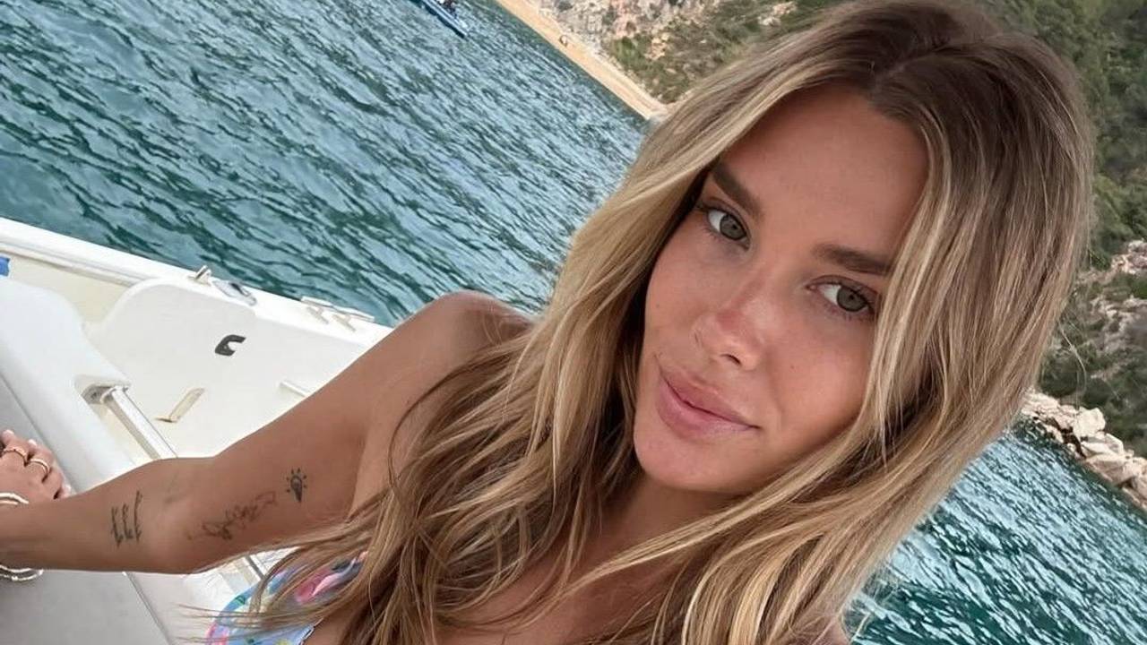 Aura de la Cruz posiert im Bikini für ein Selfie.