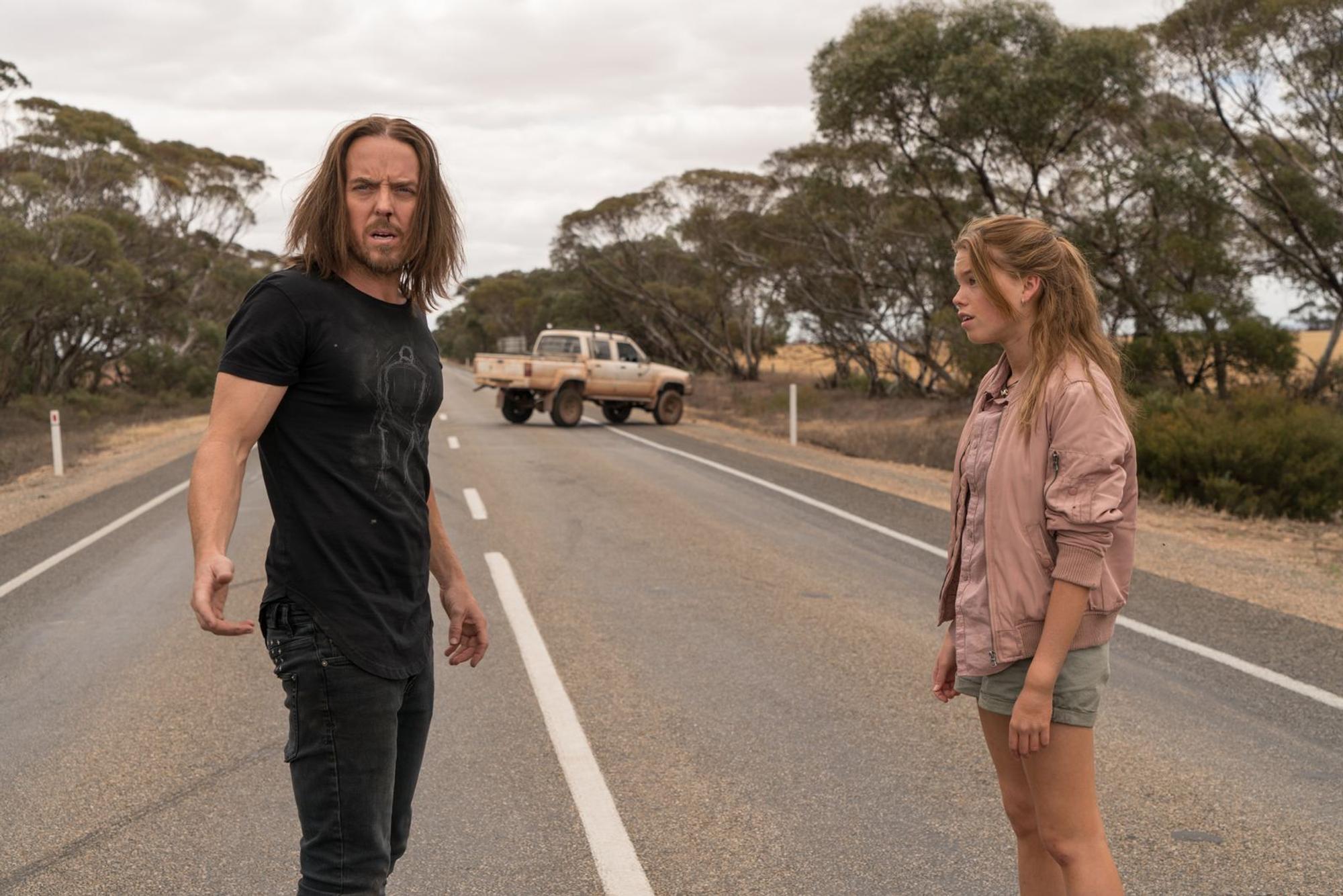 Milly Alcock gehört zu den Shooting-Stars in Hollywood, und die Hauptrolle in der australischen Serie „Upright“ (Bild, Szene mit Tim Minchin) bescherte ihr den Durchbruch. (Bild: Universal TV / Matt Nettheim)