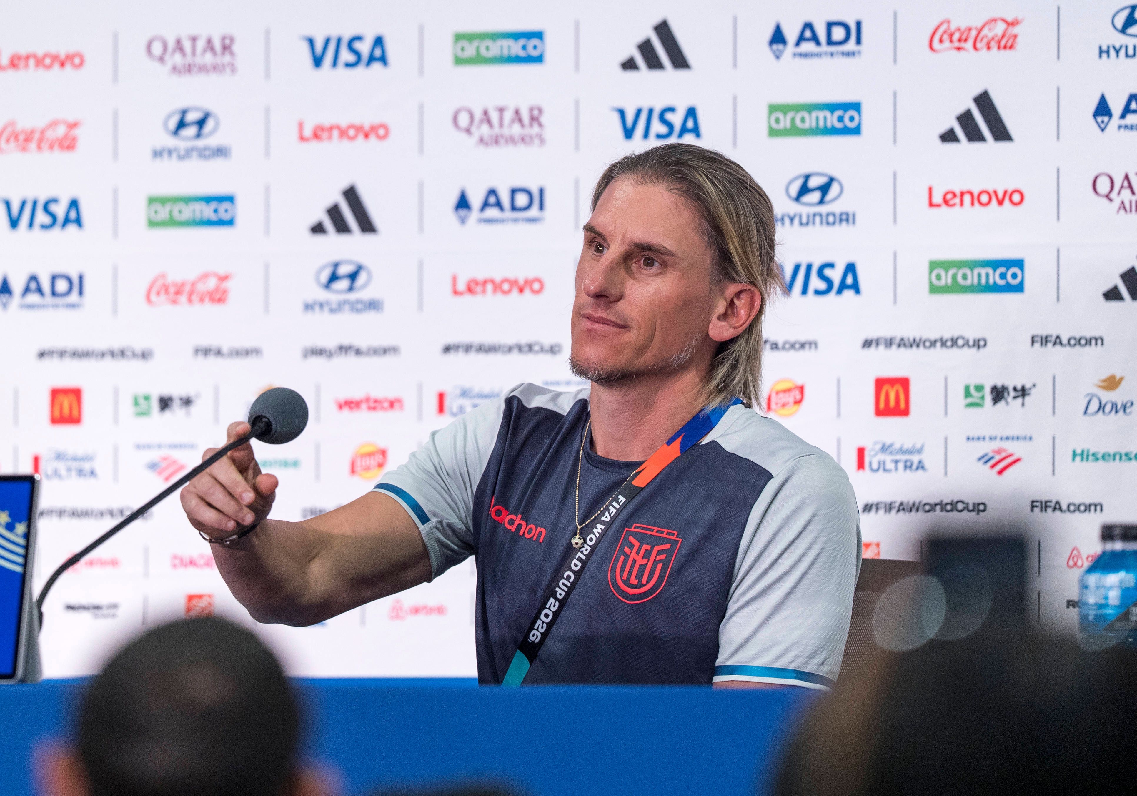 Bei einer Pressekonferenz spricht Ecuador-Trainer Sebastián Beccacece