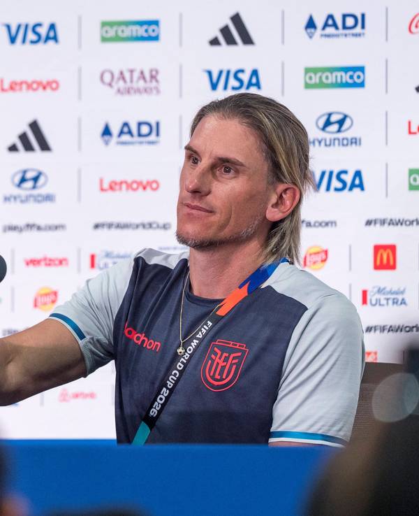 Bei einer Pressekonferenz spricht Ecuador-Trainer Sebastián Beccacece