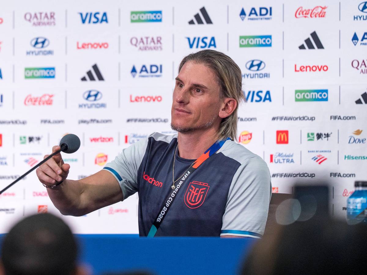 Bei einer Pressekonferenz spricht Ecuador-Trainer Sebastián Beccacece