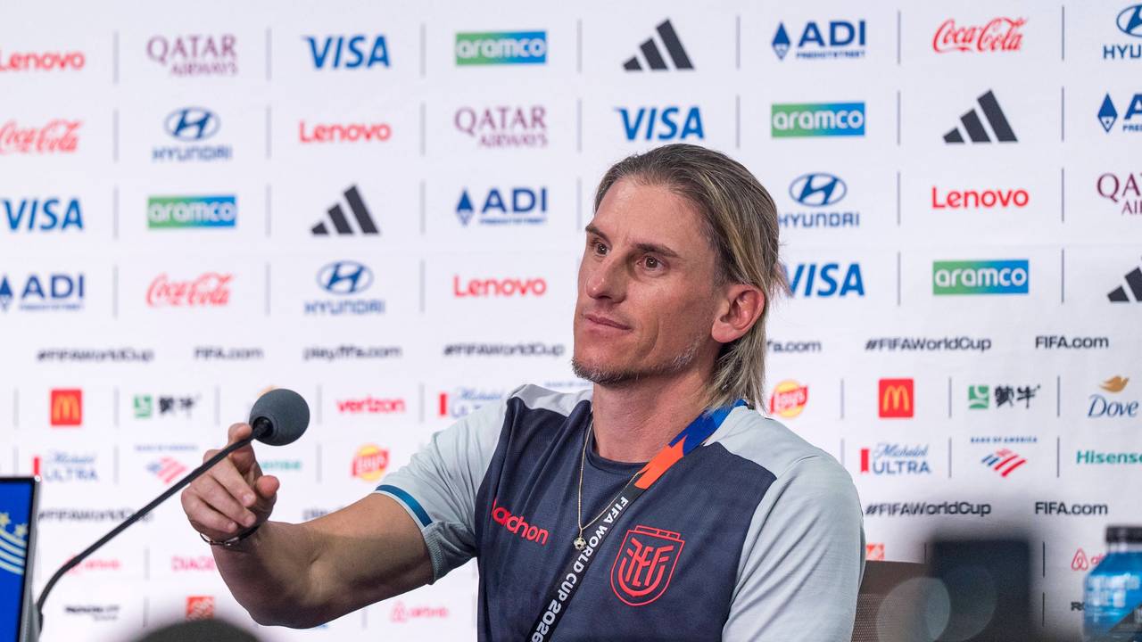 Bei einer Pressekonferenz spricht Ecuador-Trainer Sebastián Beccacece