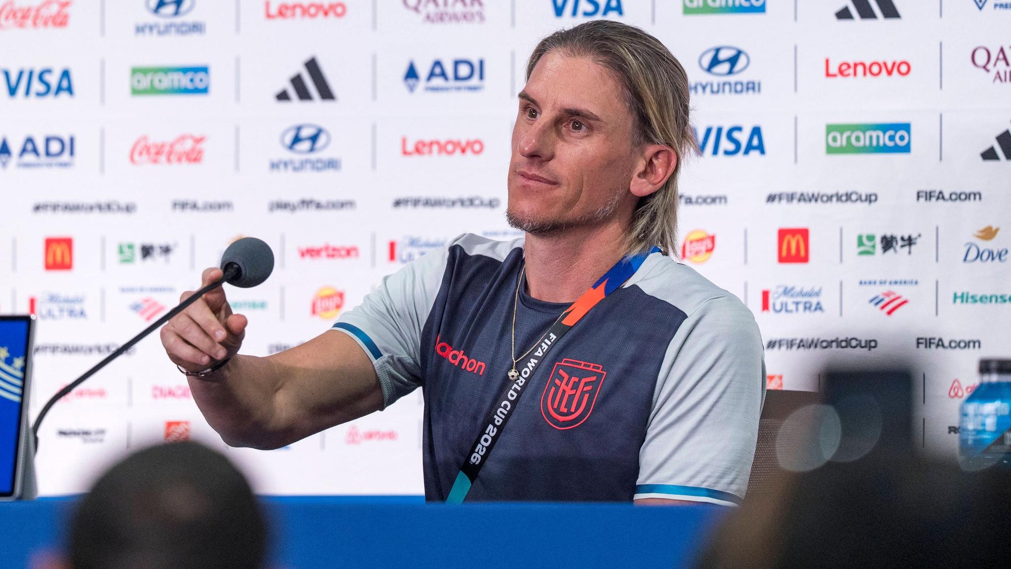 Bei einer Pressekonferenz spricht Ecuador-Trainer Sebastián Beccacece