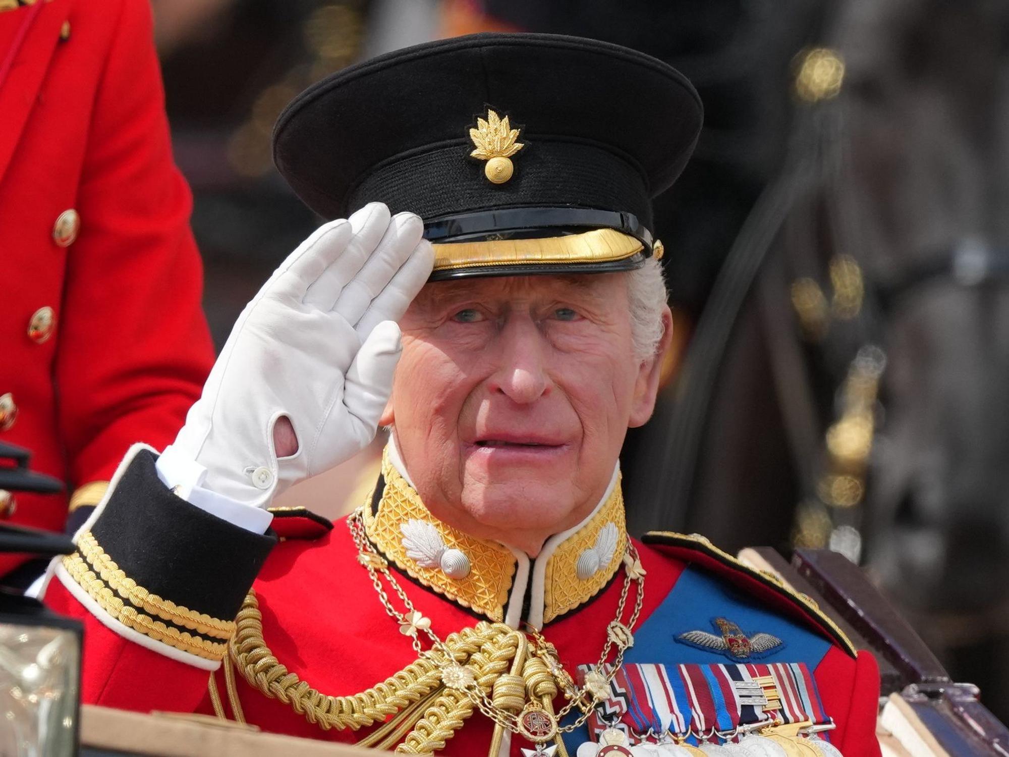 König Charles III. salutiert.
