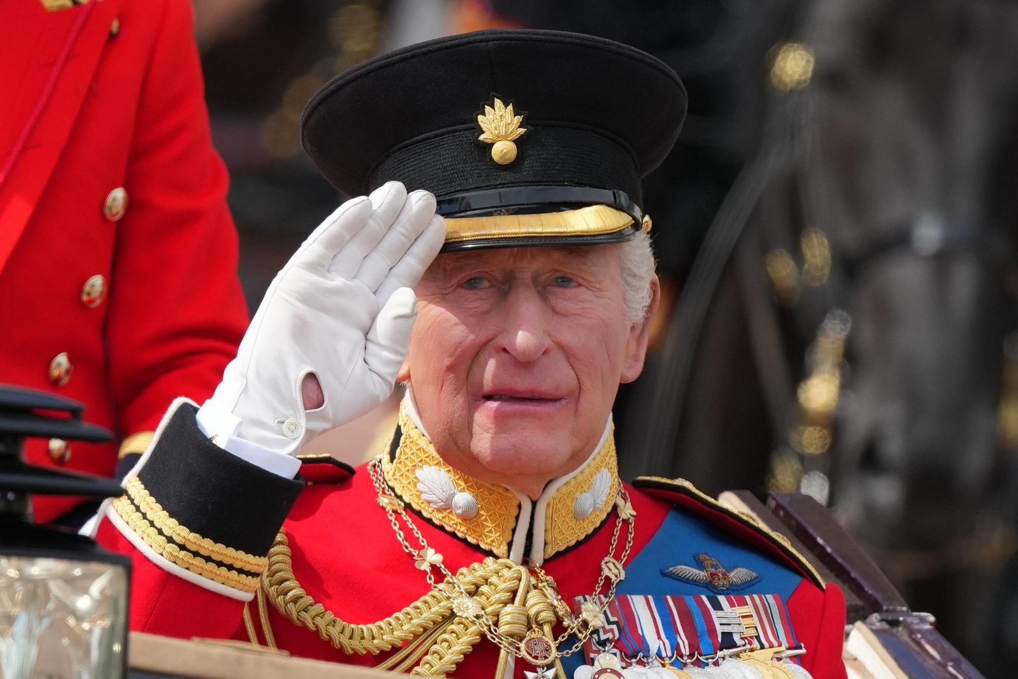 König Charles III. salutiert.
