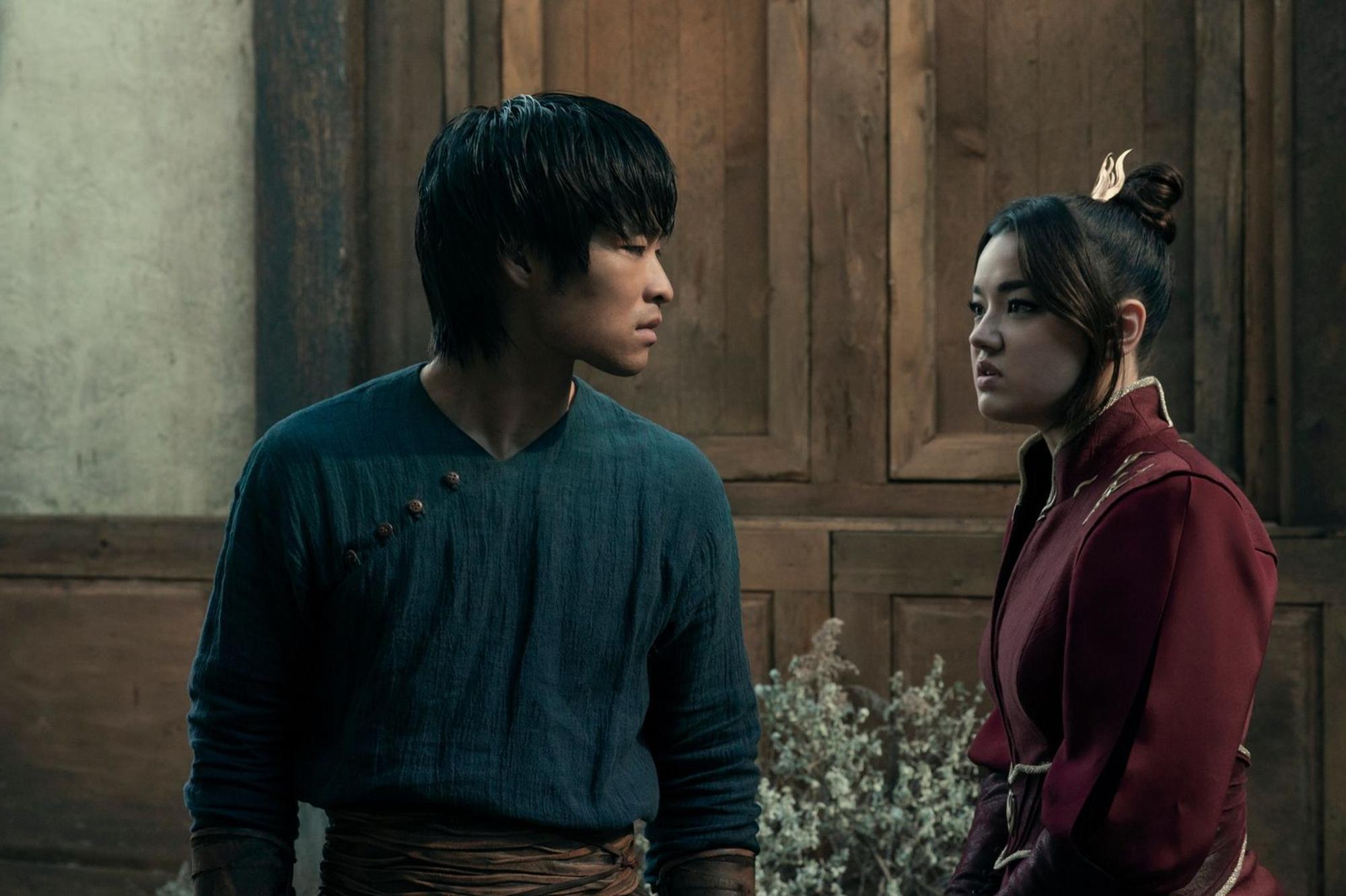 Feuerprinz Zuko (Dallas Lee) muss sich immer heftigeren Angriffen seiner Schwester Azula (Elizabeth Yu) erwehren. (Bild: © 2026 Netflix / Katie Yu)