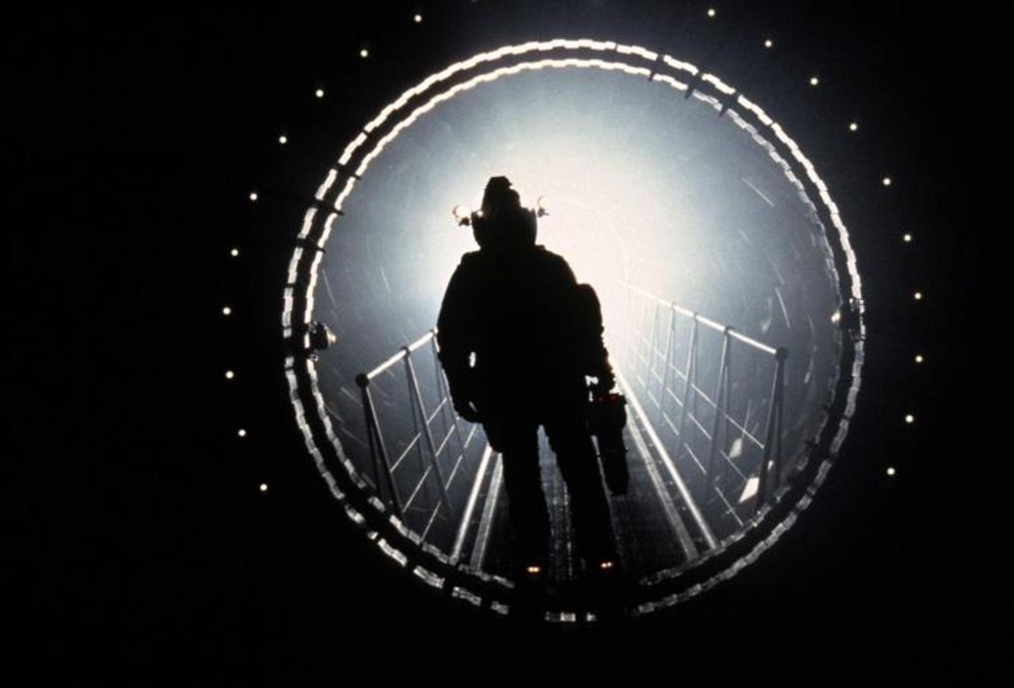 Mit einem Gravitationsantrieb kann die „Event Horizon“ in Sekundenbruchteilen von einem Ende des Universums ans andere reisen. Doch der Testflug wurde zum Horrortrip. (Bild: Paramount Pictures)
