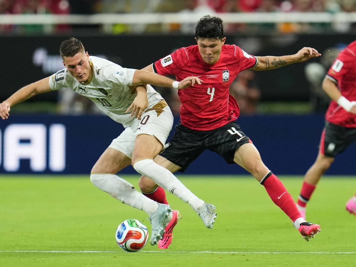 Tschechiens Patrik Schick (l) und Südkoreas Minjae Kim (Südkorea) kämpfen um den Ball. (Archivbild)