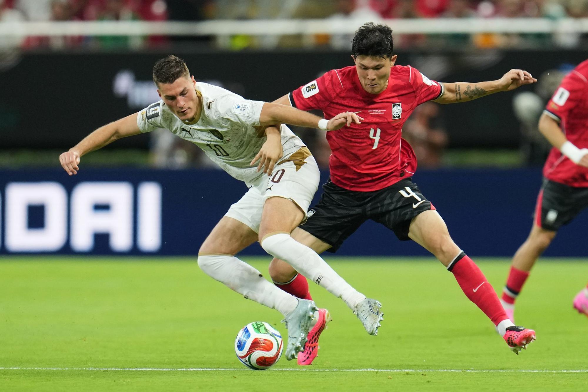 Tschechiens Patrik Schick (l) und Südkoreas Minjae Kim (Südkorea) kämpfen um den Ball. (Archivbild)