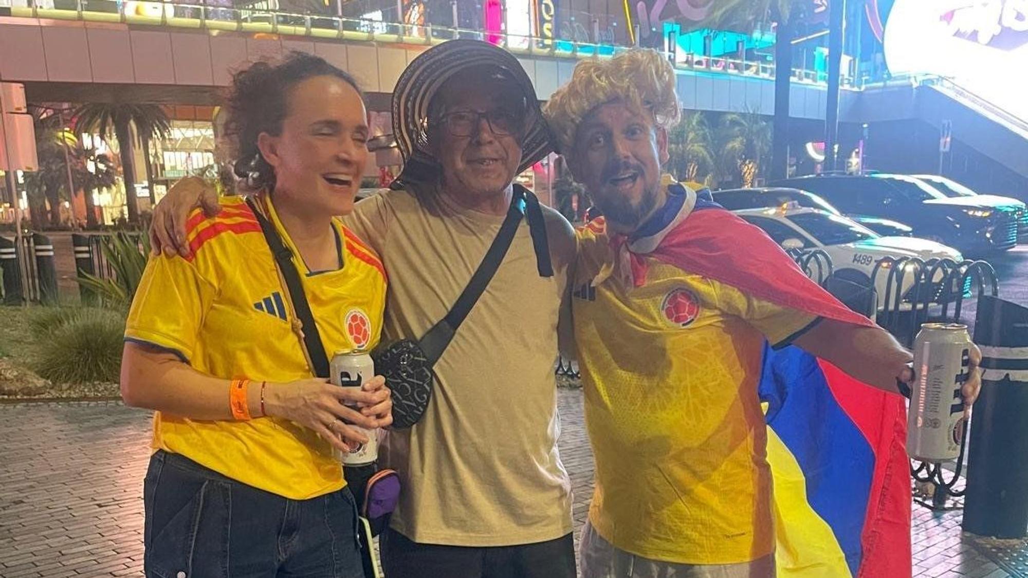 Halil Cetin mit Kolumbien-Fans.