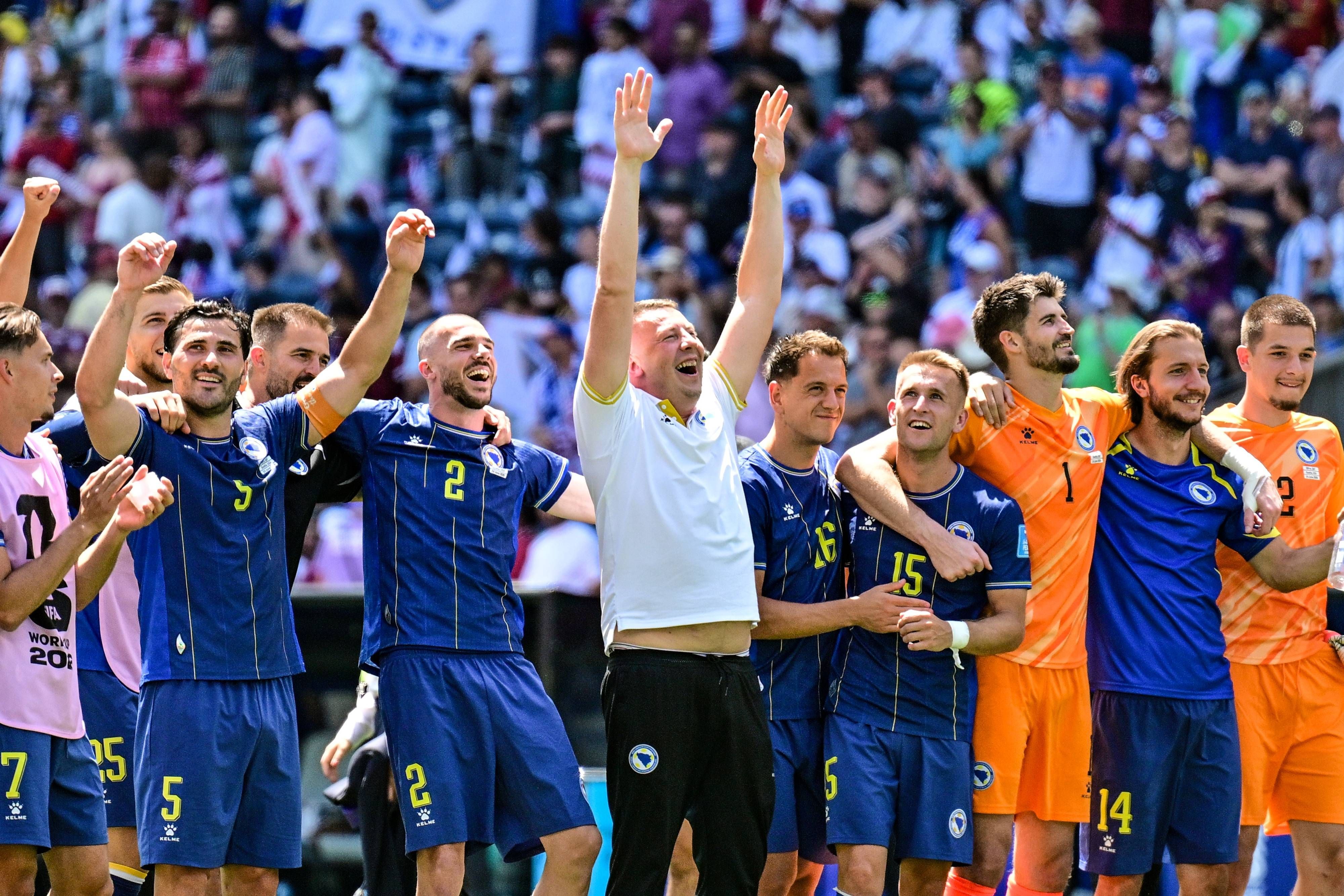 Die Mannschaft von Bosnien-Herzegowina jubelt gemeinsam Arm in Arm.