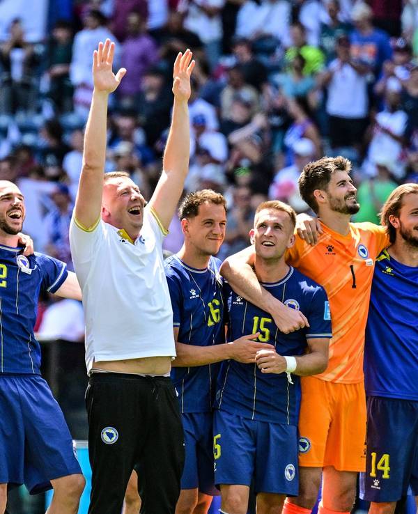 Die Mannschaft von Bosnien-Herzegowina jubelt gemeinsam Arm in Arm.