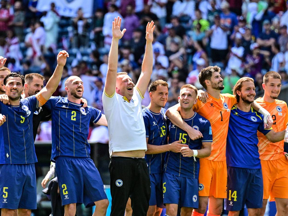 Die Mannschaft von Bosnien-Herzegowina jubelt gemeinsam Arm in Arm.