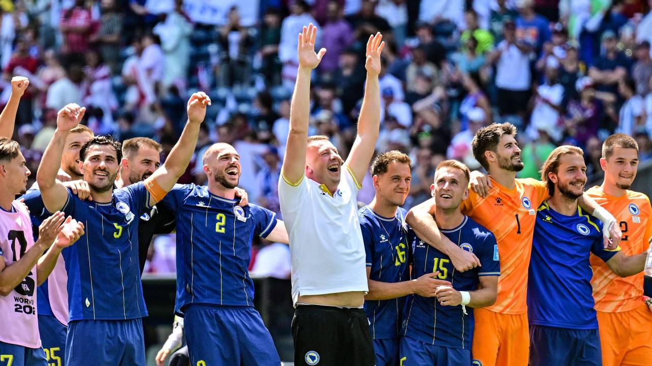 Die Mannschaft von Bosnien-Herzegowina jubelt gemeinsam Arm in Arm.