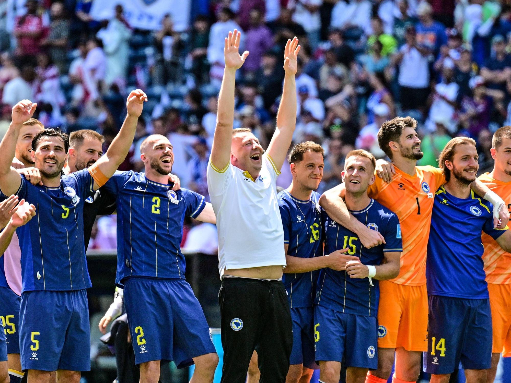 Die Mannschaft von Bosnien-Herzegowina jubelt gemeinsam Arm in Arm.