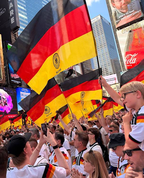 Deutsche Fahnen und Fans am Time Square.