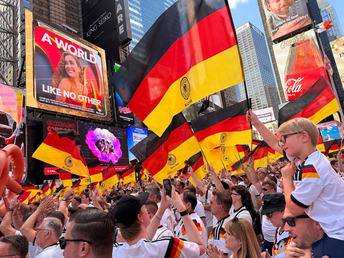 Deutsche Fahnen und Fans am Time Square.