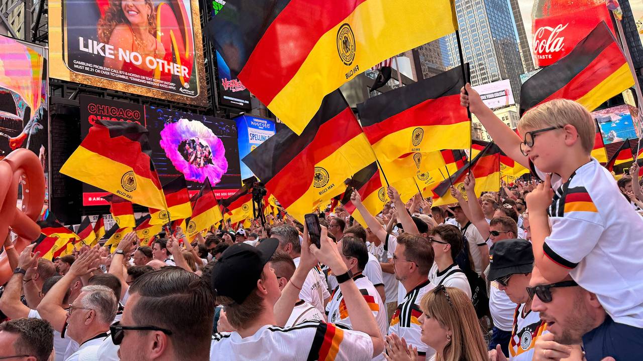 Deutsche Fahnen und Fans am Time Square.