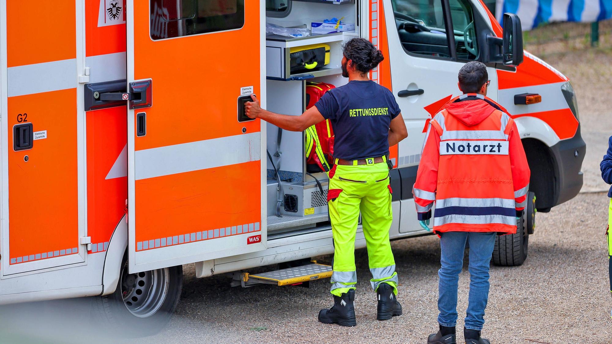 Ein Rettungswagen der Kölner Feuerwehr: Die Behörde meldet einen starken Anstieg der Einsätze wegen Hitze. (Archivbild)