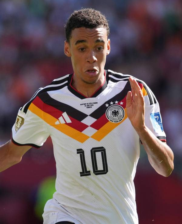 Jamal Musiala im DFB-Trikot von Adidas.