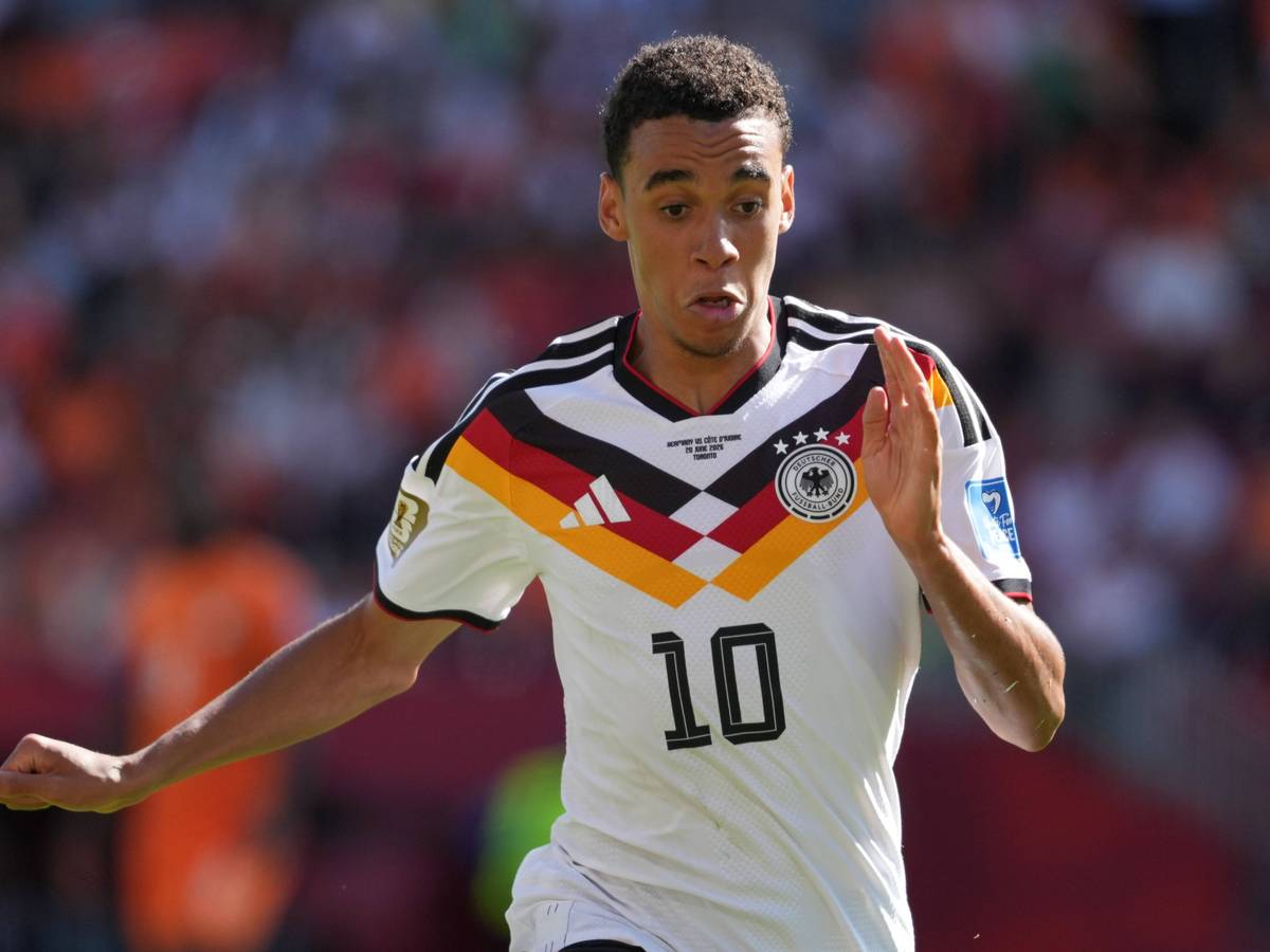 Jamal Musiala im DFB-Trikot von Adidas.